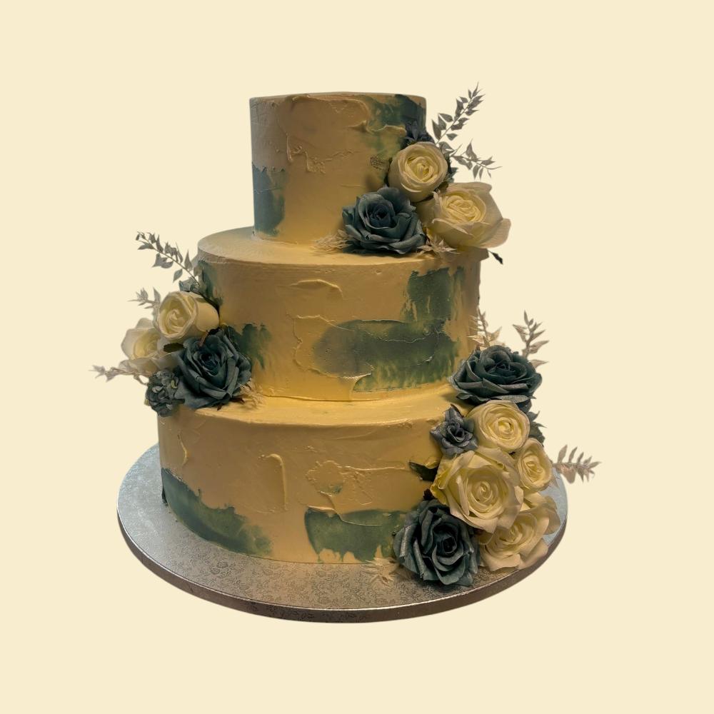 Elegante Hochzeitstorte in weiss Pastelblau mit Rosen