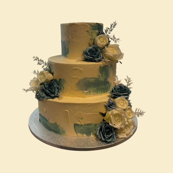 Elegante Hochzeitstorte in weiss Pastelblau mit Rosen