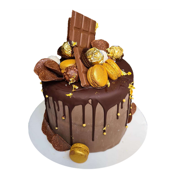 Extra-schokoladiger Schoko-Drip-Cake mit Rocher , Schoko-Chips, Macarons und Schokolade.