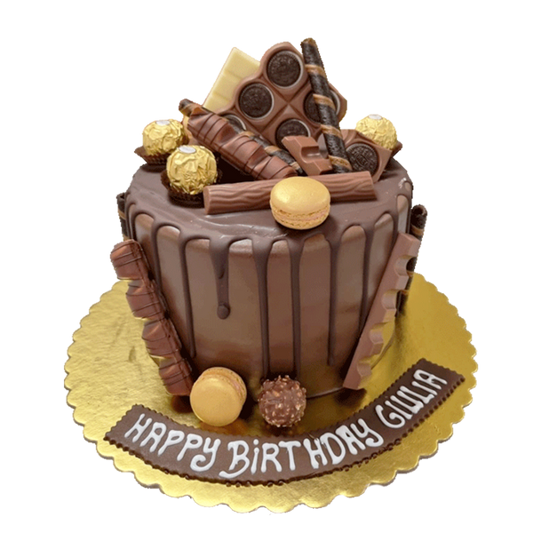 Super-Schokoladiger Drip-Cake mit verschiedenen Schokoladen-Süßigkeiten, wie Bueno, Rocher, Oreo-Schokolade und Kinderriegel