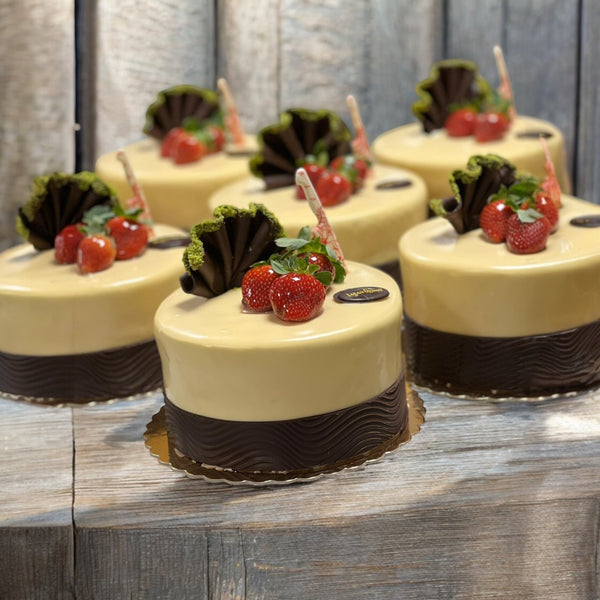 erdbeer vanille Torte mit weißer schokoladen galsur