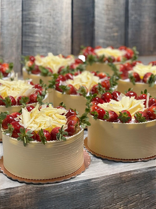 erdbeertorte mit weißer schokoalden glasur erdbeerstücke und weißen schokoraspeln