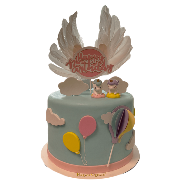 Blaue Einstöckige Torte mit Ballons, Wolken und Namensschild mit Flügeln. Auf der Kindertorte stehen Einhorn-Figuren