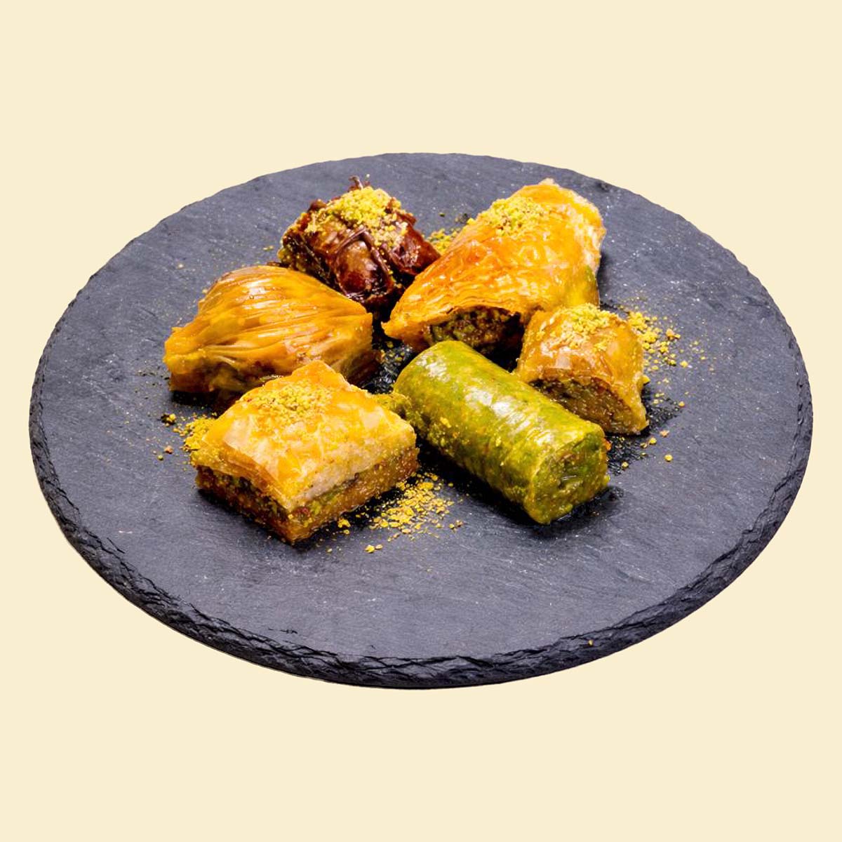 eine Platte mit einer mischung aus Baklava Pistazien arten aus Köln