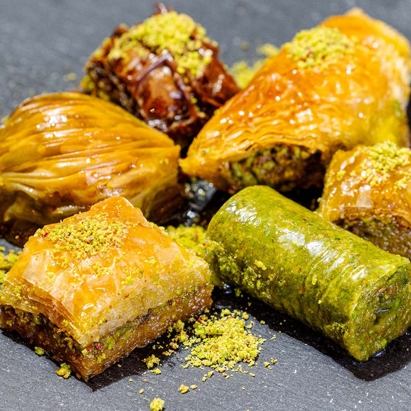 eine Platte mit einer mischung aus Baklava Pistazien arten aus Köln