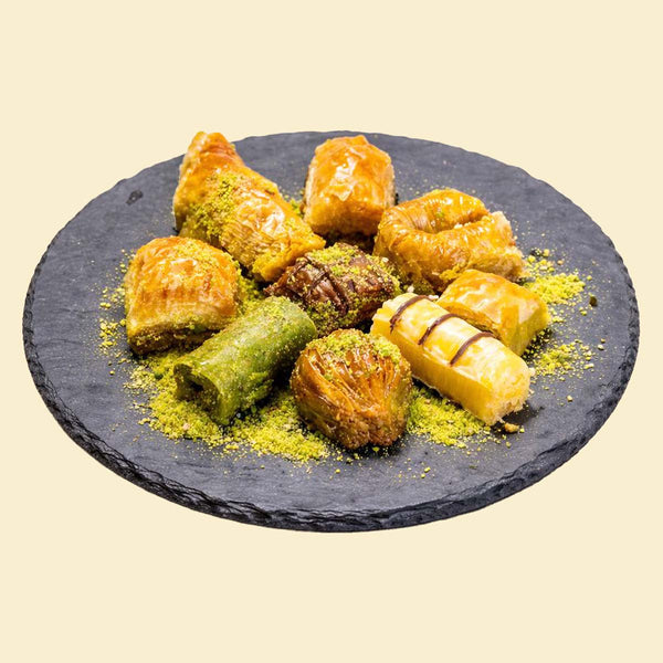 eine Platte mit einer mischung aus Baklava Pistazien arten aus Köln