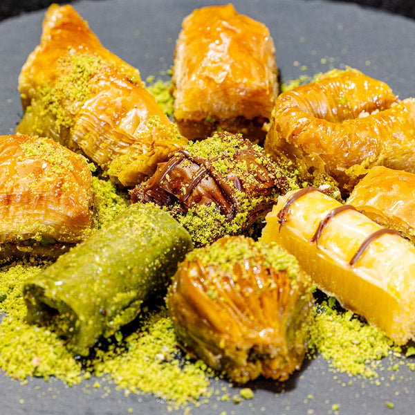 eine Platte mit einer mischung aus Baklava Pistazien arten aus Köln