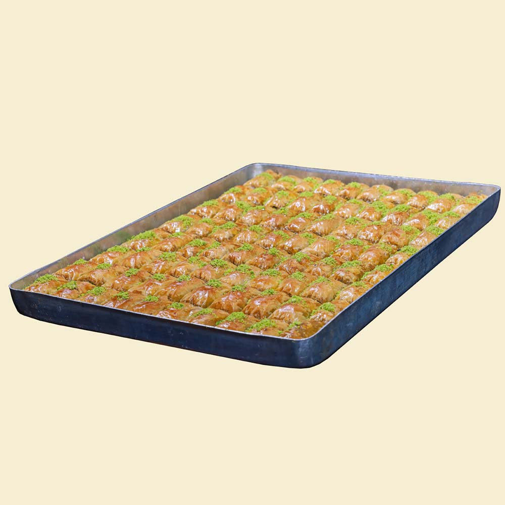 Dürüm Baklava mit Pistazien – gerollter Blätterteig, gefüllt mit Pistazien, traditionell zubereitet.