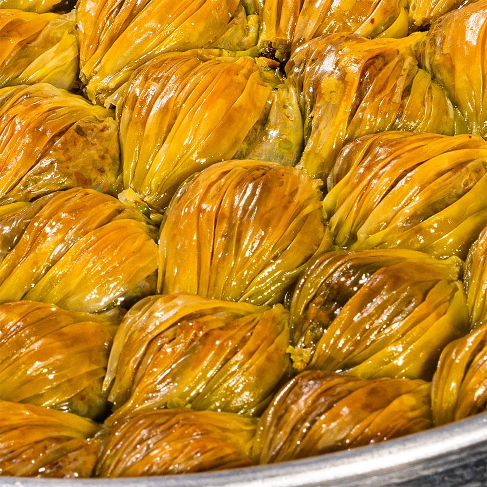 Midye-Baklava mit Cremefüllung und Pistazien – feine Muschelform, traditionell zubereitet.