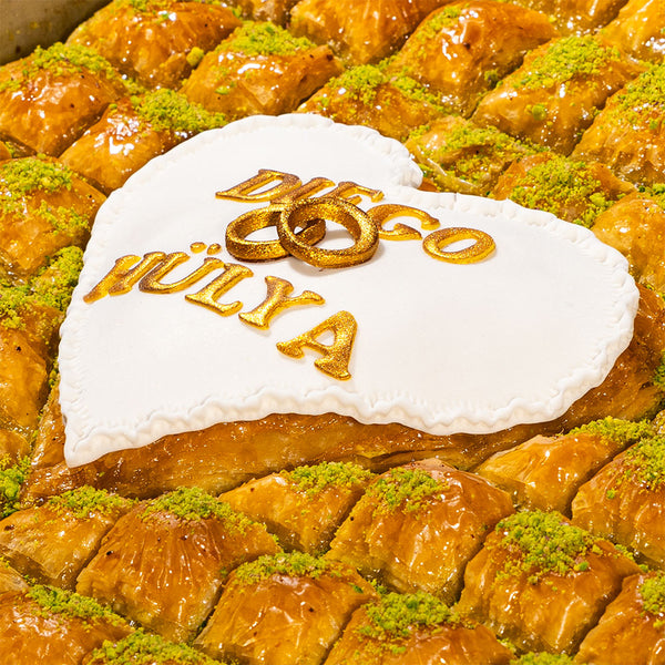 Baklava mit Pistazien, personalisiert mit Namen oder Herz – traditionelles Dessert.