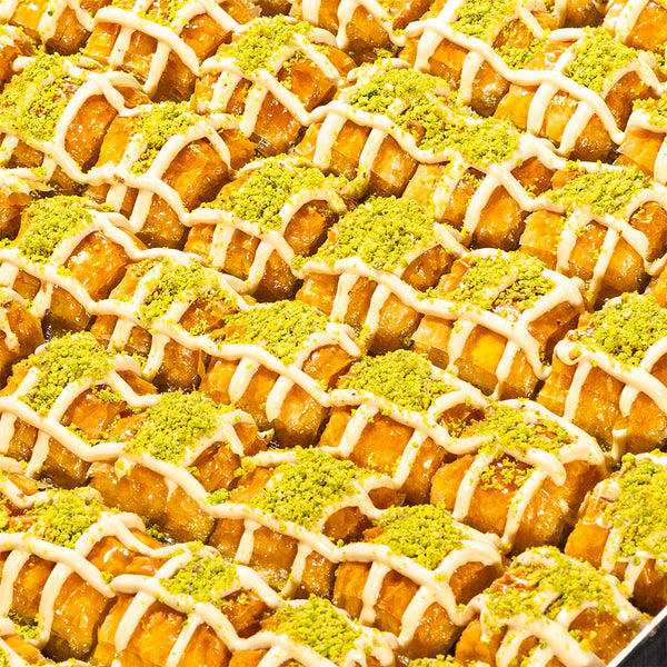 Baklava mit Pistazien und Sesampaste – traditionelles Dessert mit einzigartigem Geschmack.