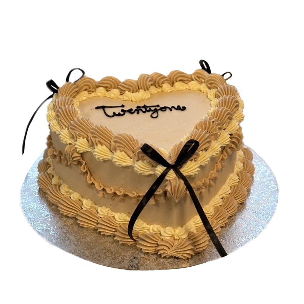 Herzförmige Coquette-Torte in Kaffee-Tönen mit schwarzen Schleifen