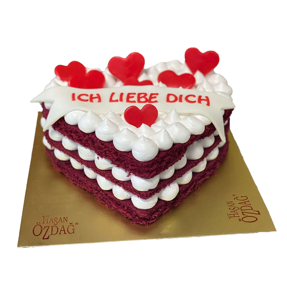 Herzförmiger Red-Velvet-Cake mit Sahnehäubchen, Textbanner und Fondant-Herzen