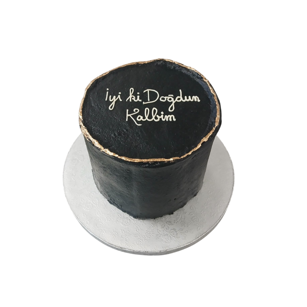 Elegante schwarze Torte mit goldenen Akzenten und der türkischen Aufschrift „İyi ki Doğdun Kalbim“, ideal für romantische Geburtstagsfeiern oder besondere Anlässe.