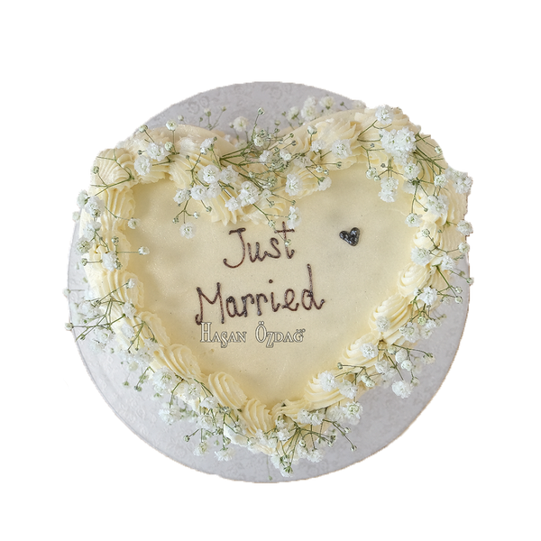 Herzförmige Coquette-Torte mit Schlierkraut und "Just Married"-Aufschrift