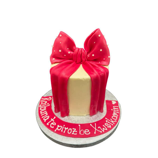
Alt-Text:
"Kleine Buttercreme-Torte, dekoriert mit einer  pinken Schleife aus Fondant und zarten Details, ideal für Geburtstage, romantische Anlässe oder kleine Feiern."