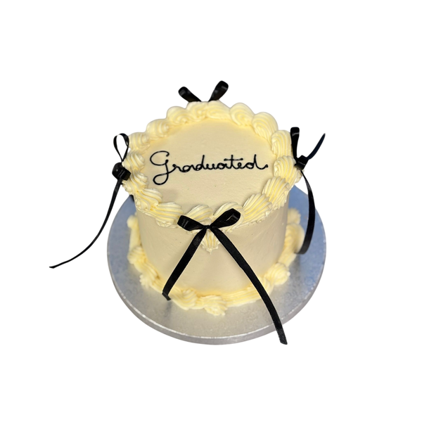 Mini Buttercreme Torte mit Schwarzen schleifen und Text