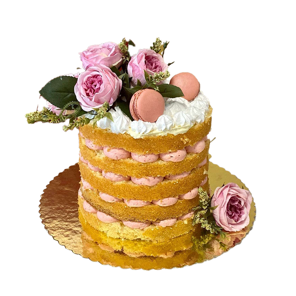 Naked Cake mit rosa und weißer Sahne. Die Schichtorte hat rosa Blumen und rosa Macarons.