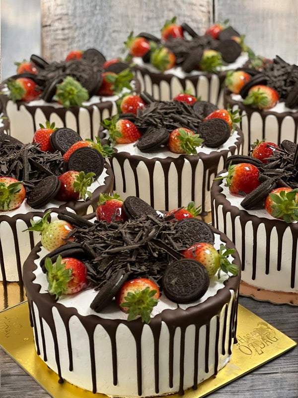 oreo erdbeer torte mit santi und schoko drip dekoriert mit oreo erdbeeren und schoko raspeln
