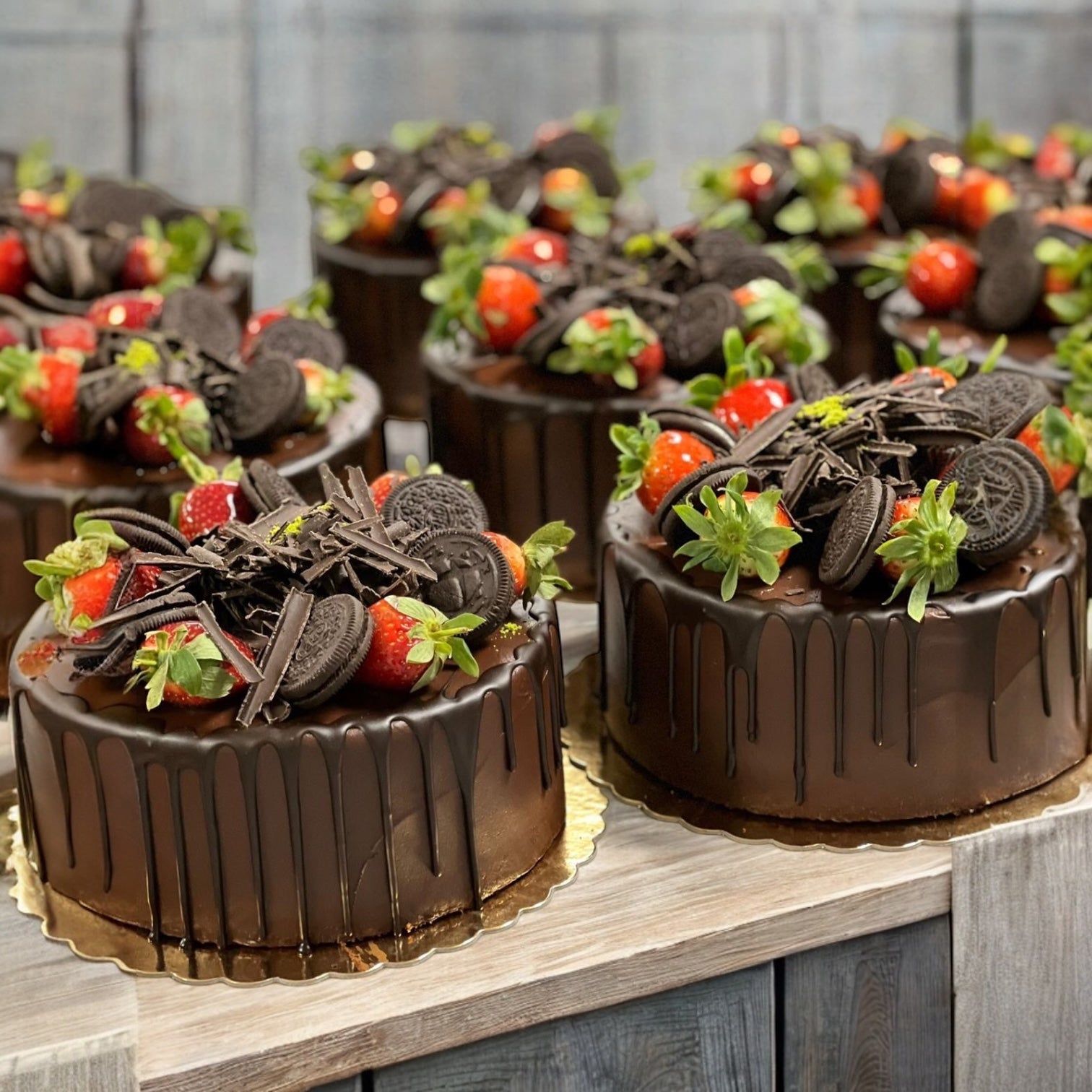 oreo Erdbeer Torte mit schoko überzug schoko drip dkoeriert mit erdbeeren schokoraspeln und oreo