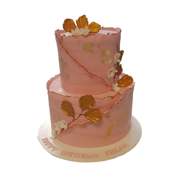 Rosa Torte mit Blattgold und goldenen Blättern