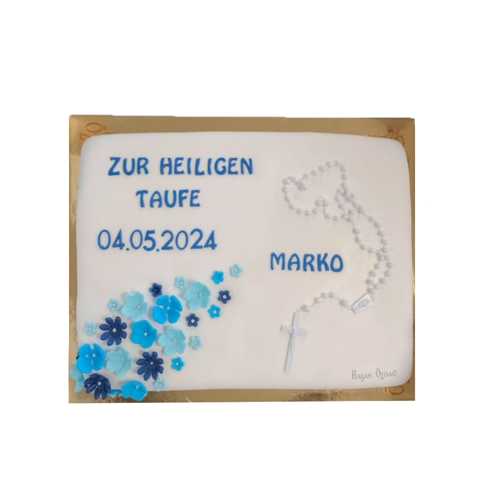 Eckige Tauftorte mit blauen Blumen und Rosenkranz