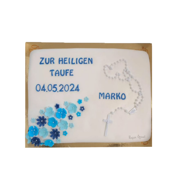 Eckige Tauftorte mit blauen Blumen und Rosenkranz