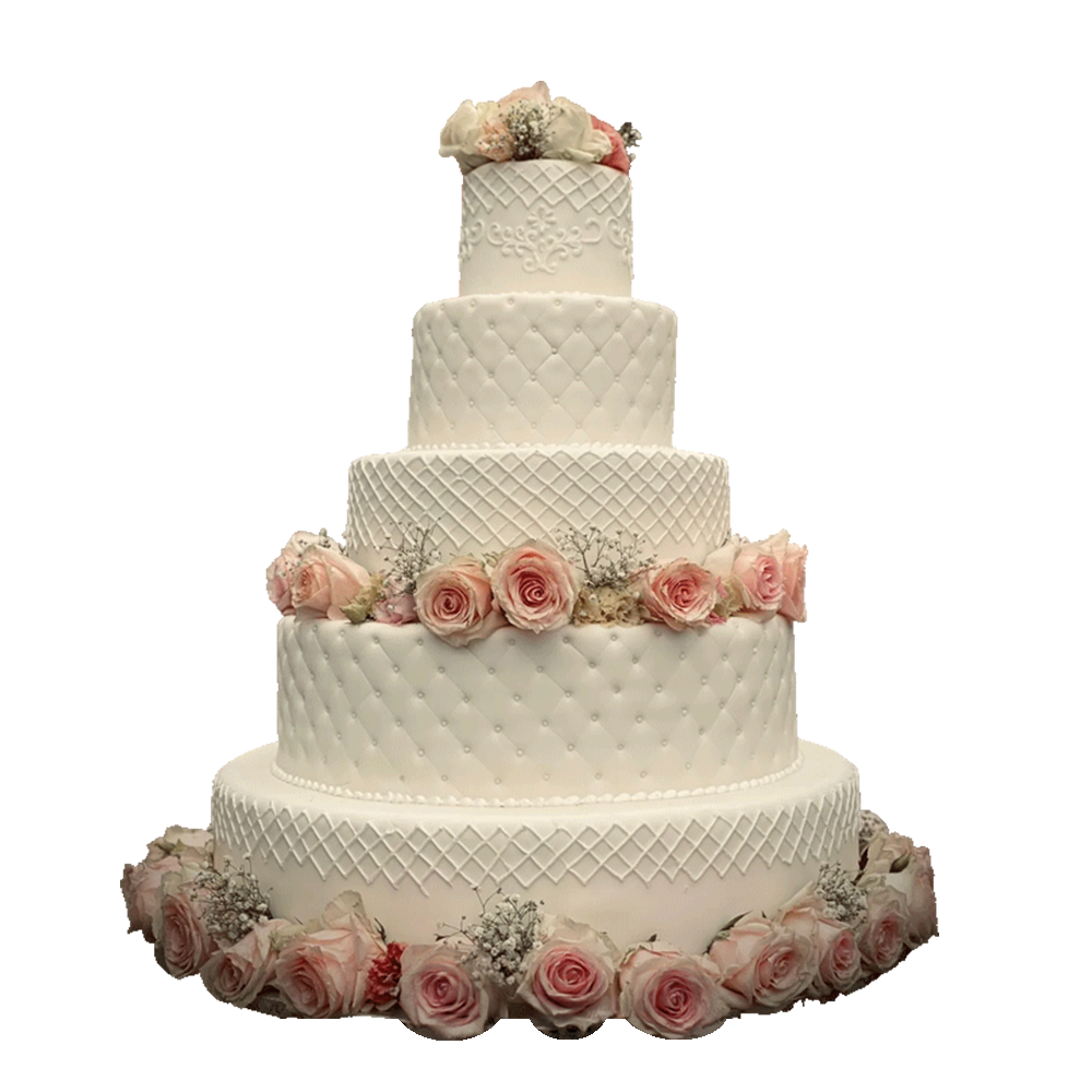 Eine prachtvolle, mehrstöckige Hochzeitstorte in reinem Weiß, verziert mit aufwendigen Mustern. Die Torte hat ein elegantes Design mit einem abwechselnden Rautenmuster und gepolsterten Steppungen, akzentuiert durch kleine Perlendetails. Jede Schicht ist mit einer Girlande aus zarten rosa Rosen und Schleierkraut dekoriert, die der Torte einen romantischen und klassischen Charme verleihen. Die oberste Schicht ist mit einer Blumenkrone aus frischen Rosen gekrönt.