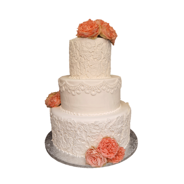 Dreistöckige Boho-Torte mit Spitzen-Muster und Pfirsichfarbenen Rosen