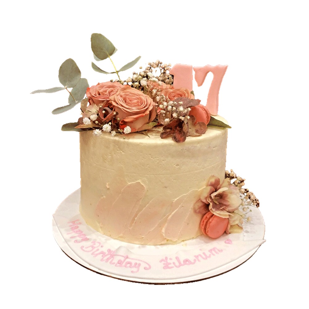 Creme-Torte mit Blumendeko wie rosa Rosen, Schleierkraut und Blöttern