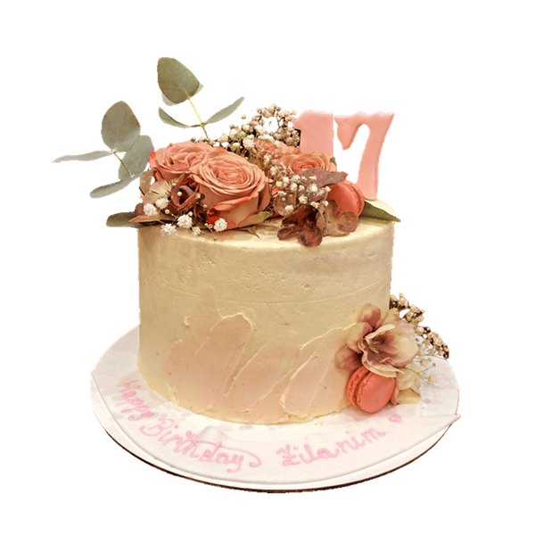 Creme-Torte mit Blumendeko wie rosa Rosen, Schleierkraut und Blöttern