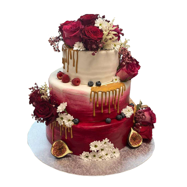 Torte mit dunkelpinken Ombre, Drip, Beeren, Feigen und Blumendeko