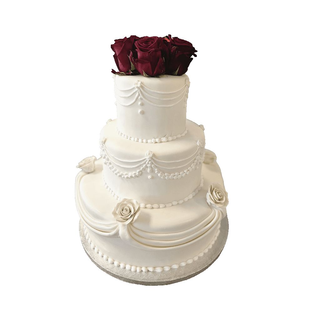 Klassische Torte mit Fondant Deko und roten Rosen