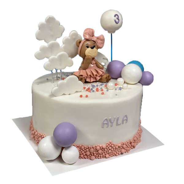 Weiße Teddy-Torte mit Wolken, rosa Perlen und Kugeln